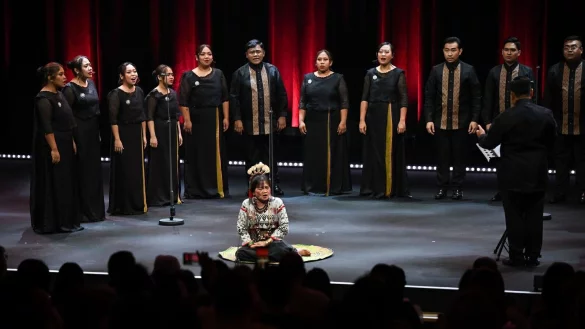 Mit einem Philippinischen Chor beginnt die Eröffnungsfeier. - © Arne Dedert/dpa