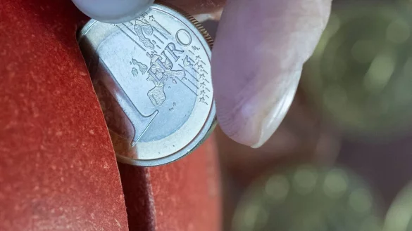 Sparen wie die Eltern? Ererbtes Finanzwissen hat bisweilen L&uuml;cken. (Symbolbild) - &copy; Hendrik Schmidt/dpa