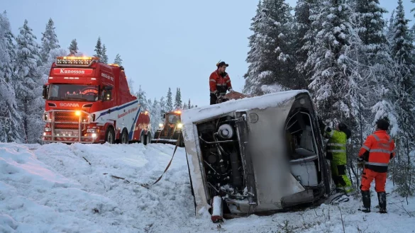 Der Bus kippte in der Nähe von Vilhelmina im Norden von Schweden von einer Schnellstraße. - © Erik Abel/TT News Agency/AP