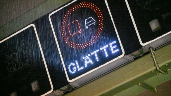 Auch in der Nacht auf Sonntag m&uuml;ssen Autofahrer und Fu&szlig;g&auml;nger vorsichtig sein - es kann glatt werden. - &copy; Jason Tschepljakow/dpa