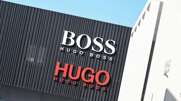 Der Modekonzern Hugo Boss rechnet für 2026 mit einem Umsatzrückgang. Erst ab dem Jahr 2027 sollen sich die Zahlen wieder verbessern. (Archivbild) - © Bernd Weißbrod/dpa
