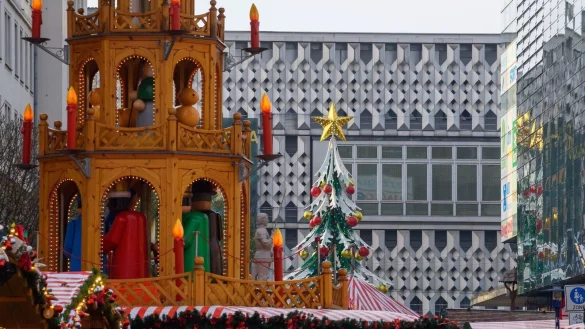 Der Magdeburger Weihnachtsmarkt ist noch bis zum 29. Dezember ge&ouml;ffnet. (Archivbild) - &copy; Klaus-Dietmar Gabbert/dpa