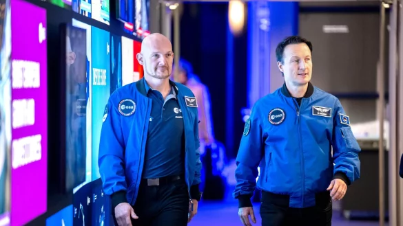 Die Astronauten Alexander Gerst und Matthias Maurer sehen große Chancen in der «Artemis»-Mission. - © Sina Schuldt/dpa