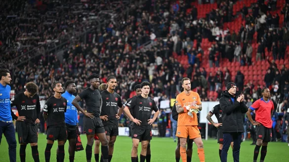 Enttäuschte Gesichter nach der 2:7-Niederlage in der Champions League. - © Bernd Thissen/dpa