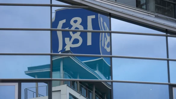 Das Logo vom 1&1 an der Firmenzentrale in Montabaur im Westerwald. - © Thomas Frey/dpa