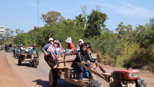 Vor der neuerlichen Gewalteskalation fliehen die Anwohner im Grenzgebiet von Thailand und Kambodscha &ndash; mitunter auch auf Traktoren. - &copy; Uncredited/AGENCE KAMPUCHEA PRESS/AP/dpa