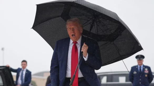 Trump fliegt nach Israel. - © Evan Vucci/AP/dpa