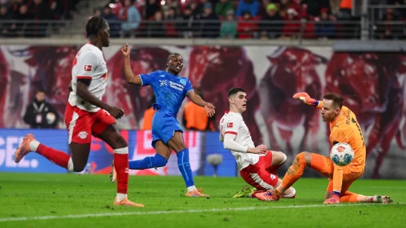 Im Spitzenspiel in Leipzig gab es viele Torszenen. - &copy; Jan Woitas/dpa