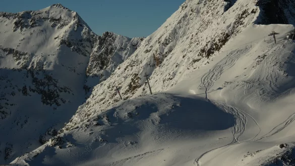 Bereits vorhandene Spuren im Tiefschnee bieten keine Sicherheit: Die Schneedecke kann weiterhin instabil sein. - © Jonathan Schmid/dpa/dpa-tmn