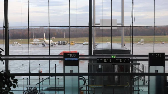 Im Sommer sind wieder mehr Menschen in NRW in ein Flugzeug gestiegen. (Archivbild) - &copy; Sascha Thelen/dpa