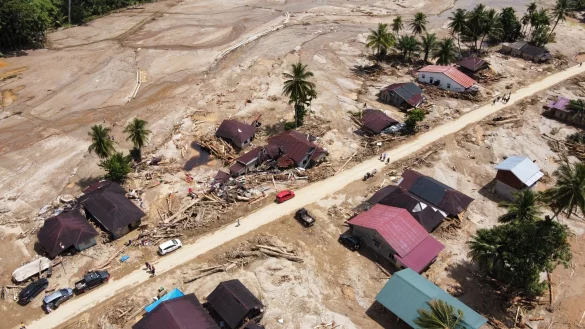 Viele Dörfer sind in den Schlammassen versunken. - © Binsar Bakkara/AP/dpa