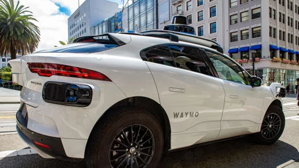 Die Robotaxis von Waymo geh&ouml;ren in San Francisco zum Stadtbild. (Archivbild) - &copy; Andrej Sokolow/dpa