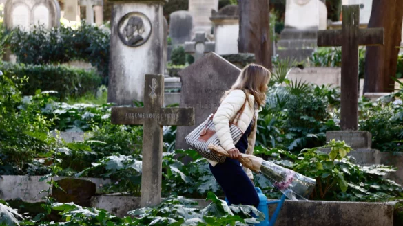 Sechs Besch&auml;ftigte des Mail&auml;nder Bestattungsamtes sollen Schmuck von Leichen entwendet haben. (Archivbild) - &copy; Cecilia Fabiano/LaPresse/AP/dpa