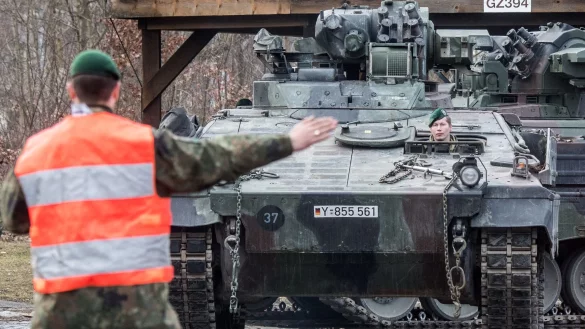 Der grenz&uuml;berschreitende Transport von schwerer Ausr&uuml;stung bereitet Milit&auml;rplanern oft Sorgen - die EU-Kommission will Schwierigkeiten nun angehen. (Archivbild) - &copy; picture alliance / Armin Weigel/dpa