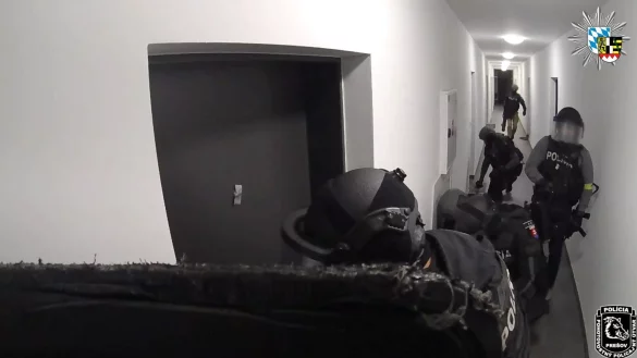 Die slowakische Polizei st&uuml;rmt ein Appartement - hinter dieser T&uuml;r vermuteten sie den Ursprung vieler Schockanrufe. (Handout) - &copy; -/Polizei Oberfranken/dpa