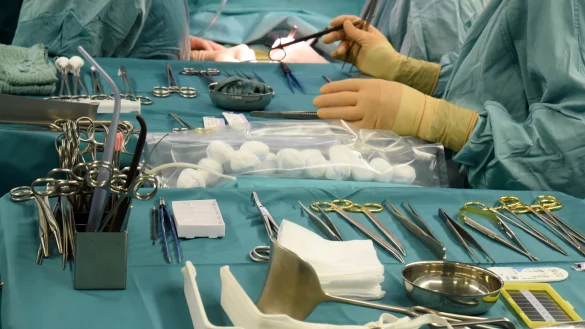 Entnommene Niere wird beim Empfänger transplantiert. (Archivbild) - © Waltraud Grubitzsch/dpa-Zentralbild/dpa