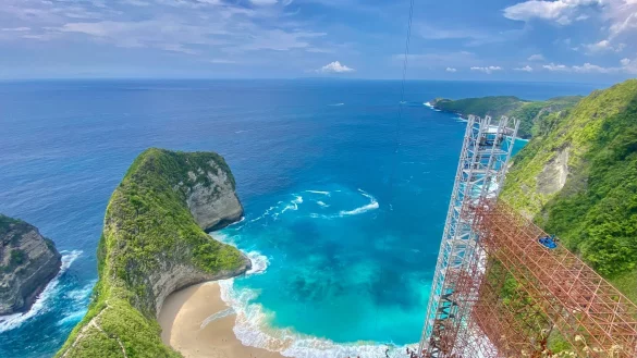Der Kelingking Beach mit dem T-Rex-Felsen ist ein weltbekanntes Fotomotiv - aber der halbfertige Bau des Glasaufzugs verschandelt den Ausblick. Nun soll er wieder abgerissen werden. - © Putu Utami/dpa