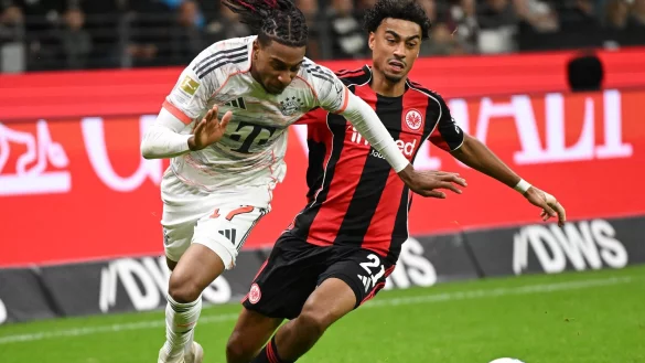 Oft einen Schritt schneller als Frankfurts Nathaniel Brown: Bayern-Star Michael Olise (l). - &copy; Arne Dedert/dpa