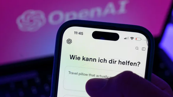Viele lassen sich bei der Suche nach Geschenken von KI helfen. (Symbolbild) - © Hendrik Schmidt/dpa