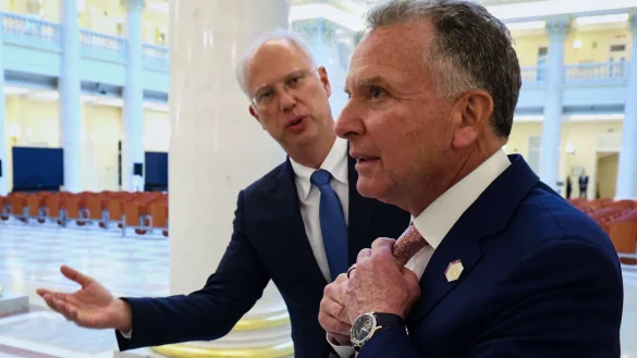 Kreml-Unterh&auml;ndler Kirill Dmitrijew (links) und der Sondergesandte Steve Witkoff bei Gespr&auml;chen sind die Hauptfiguren bei den Gespr&auml;chen in Miami. (Archivbild) - &copy; Vyacheslav Prokofyev/Pool Sputnik Kremlin/AP/dpa