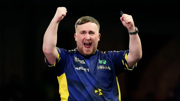Endlich! Darts-Star Luke Littler hat die Führerscheinprüfung bestanden. (Archivbild) - © Zac Goodwin/PA Wire/dpa