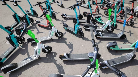 E-Scooter spalten die Gem&uuml;ter: Die einen nervt es, dass sie auf dem Gehweg herumstehen &ndash; die anderen finden sie ungemein praktisch, um schnell voranzukommen. - &copy; Christian Charisius/dpa/dpa-tmn