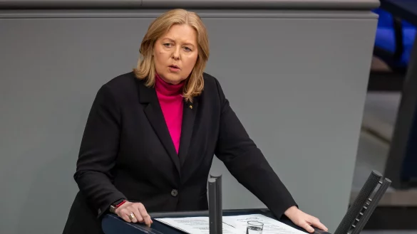 Bundesarbeitsministerin Bärbel Bas (SPD) verteidigt das Rentenpaket. - © Michael Kappeler/dpa