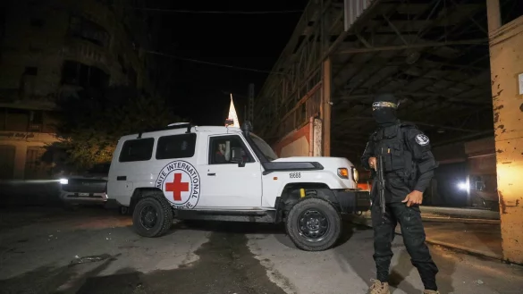 Bewaffneter Hamas-Mann bei Abholung der S&auml;rge im Gazastreifen. - &copy; Yousef Al Zanoun/AP/dpa