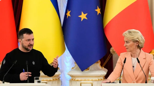Will einen schnellen EU-Beitritt: Der ukrainische Pr&auml;sident Wolodymyr Selenskyj, hier bei einer Pressekonferenz mit EU-Kommissionspr&auml;sidentin Ursula von der Leyen. (Archivbild) - &copy; Efrem Lukatsky/AP/dpa