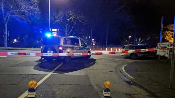 Ein Auto soll in eine Bushaltestelle gefahren sein, vier Menschen werden laut Polizei verletzt. Die Polizei sucht nun nach Bildern und Videos von Zeugen. - &copy; Carolin Eckenfels/dpa