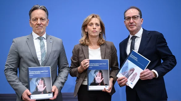 BKA-Pr&auml;sident Holger M&uuml;nch, Bundesfamilienministerin Karin Prien (CDU) und Bundesinnenminister Alexander Dobrindt (CSU) pr&auml;sentieren in Berlin zwei Sonderauswertungen der Polizeistatistik: Ein Bundeslagebild zu h&auml;uslicher Gewalt und ein Lagebild zu Straftaten gegen Frauen. - &copy; Britta Pedersen/dpa