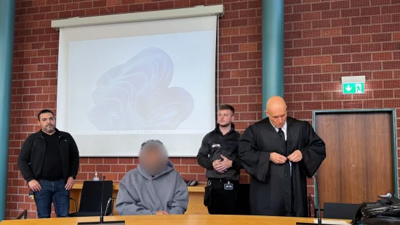 Dem angeklagten 50-Jährigen wird Mord aus niedrigen Beweggründen vorgeworfen. - © Aleksandra Bakmaz/dpa