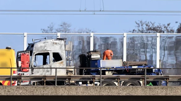 Der Lastwagen war auf der Brücke in Brand geraten. (Archivfoto) - © Federico Gambarini/dpa
