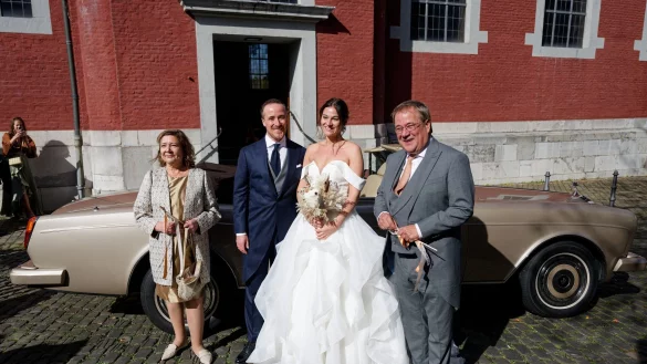 Joe Laschets Eltern - der Politiker Armin Laschet und seine Frau Susanne - posieren nach der Hochzeit mit dem Brautpaar. - &copy; Henning Kaiser/dpa