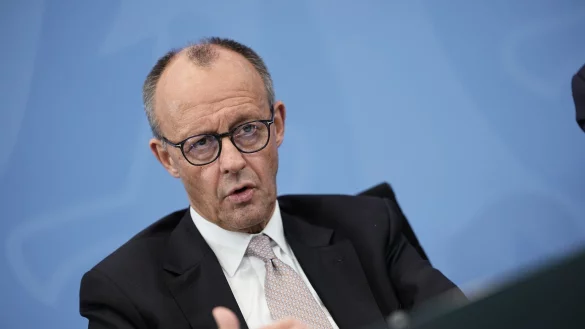 Merz zeigt sich zuversichtlich für die Abstimmung am Freitag. - © Michael Kappeler/dpa