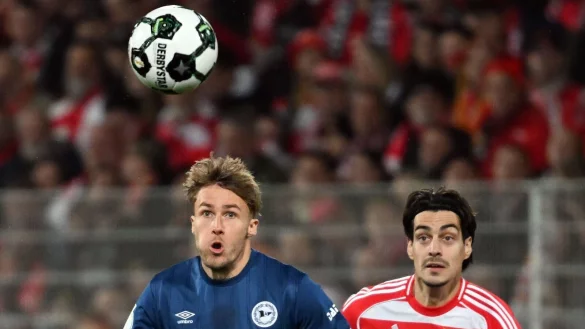 Bielefelds Kunze (l.) und Union Leite (r.) visieren den Ball an. - &copy; Soeren Stache/dpa