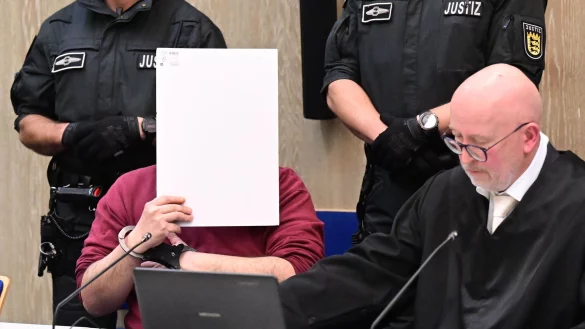 F&uuml;r den Angeklagten las sein Verteidiger Uwe Kosmala eine Erkl&auml;rung vor. - &copy; Bernd Wei&szlig;brod/dpa