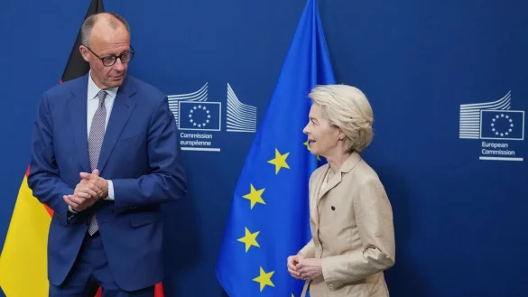 Will Kommissionspräsidentin Ursula von der Leyen konkrete Arbeitsaufträge erteilen: Bundeskanzler Friedrich Merz. (Archivbild) - © Virginia Mayo/AP/dpa