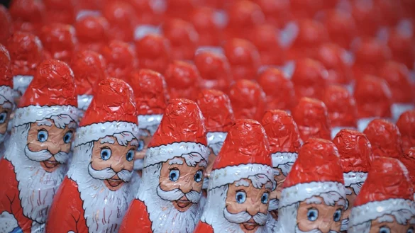 Schoko-Weihnachtsm&auml;nner sind beliebt - sowohl bei Kindern als auch bei Erwachsenen. - &copy; Oliver Mehlis/dpa-Zentralbild/dpa