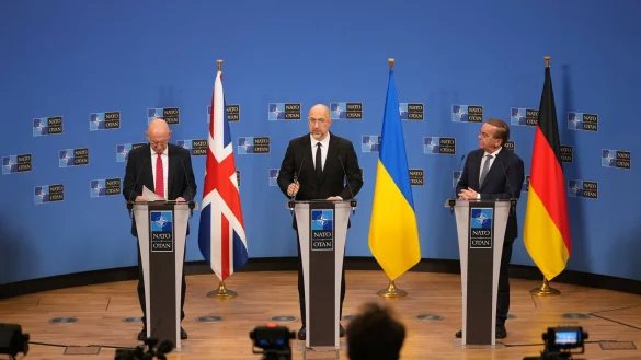 Von den Nato-Verteidigungsministern erhielt die Ukraine einige Hilfszusagen. - © Virginia Mayo/AP/dpa