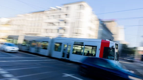 Im ÖPNV in NRW drohen während der Tarifverhandlungen Anfang 2026 erneut Streiks. - © Rolf Vennenbernd/dpa