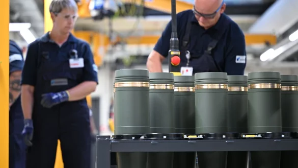 Rheinmetall-Mitarbeiter sind im Werk Unterl&uuml;&szlig; mit dem Verschlie&szlig;en von 155-Millimeter-Artilleriegranaten besch&auml;ftigt. Die Nachfrage nach solcher Munition ist stark gestiegen. (Archivbild) - &copy; Wolf von Dewitz/dpa