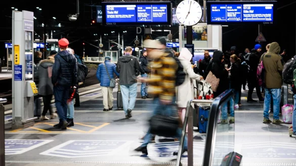 Seit heute gilt bei der Deutschen Bahn und auch an vielen weiteren Stellen im öffentlichen Nahverkehr ein neuer Fahrplan. - © Carsten Koall/dpa