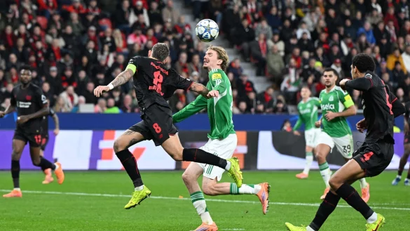 Leverkusens Robert Andrich hatte maßgeblichen Anteil am 1:0-Eigentor. - © Federico Gambarini/dpa