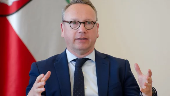 NRW-Justizminister Benjamin Limbach will auch juristisch schlagkr&auml;ftig und konzentriert gegen Umwelts&uuml;nder vorgehen. (Archivbild) - &copy; Henning Kaiser/dpa