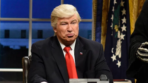 Politische Comedy war immer Teil von «Saturday Night Live». Niemand war häufiger zu Gast als Alec Baldwin – hier als Donald Trump. - © picture alliance / Will Heath/NBC/AP/dpa