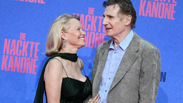 Pamela Anders und Liam Neeson bei Pressetermin für «Die nackte Kanone». (Archivbild) - © Jens Kalaene/dpa