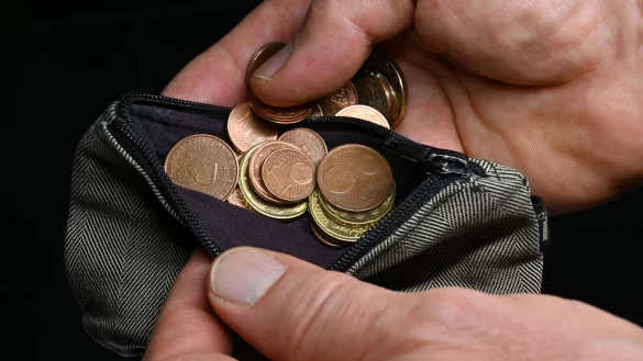 Die &Uuml;berschuldungsquote, also der Anteil &uuml;berschuldeter Personen im Verh&auml;ltnis zu allen Erwachsenen, sank 2024 auf 8,09 Prozent. - &copy; Martin Schutt/dpa