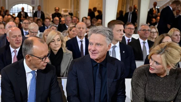 Zum ersten Mal gemeinsam beim Einheitsfest: Bundestagspr&auml;sidentin Julia Kl&ouml;ckner (CDU) mit ihrem Lebensgef&auml;hrten J&ouml;rg Pilawa (M.) - im Gespr&auml;ch mit Bundeskanzler Friedrich Merz (CDU) in der Ludwigskirche. - &copy; Jean-Christophe Verhaegen/POOL AFP/dpa