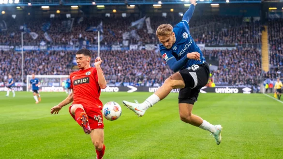 Felix Keidel (l) und die SV Elversberg hatten bei Arminia Bielefeld das Nachsehen. - &copy; David Inderlied/dpa